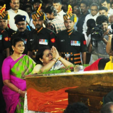 ``என்ன செய்தார் இந்த கருணாநிதி...ஏன் இப்படியெல்லாம் நடந்தது? - ஒரு 'ஆங்ரி' நிருபரின் பதிவு