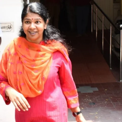 கனிமொழியை வரவேற்கத் திரளும் தொண்டர்கள்!