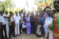 மதுக்கடைகளை அகற்ற வலியுறுத்தி காலி பாட்டில்களுடன் கலெக்டரிடம் மனு!