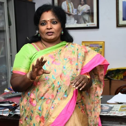 `கத்திக் கத்தி படிங்க.. கத்தி தூக்காதீங்க!’ - மாணவர்களுக்கு தமிழிசை அட்வைஸ்