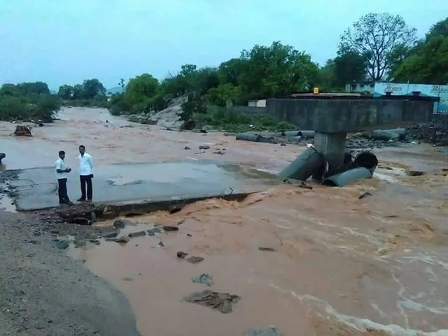 கிருஷ்ணகிரி, ஓசூர் சுற்று வட்டாரப் பகுதிகளில் கனமழை... சாலைகளில் பெருக்கெடுத்து ஓடிய வெள்ளம்!