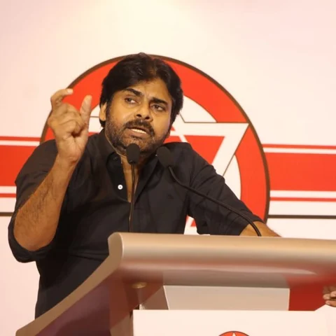 `தமிழக அரசு சுயமரியாதையை அடகு வைத்திருக்கிறது!’ - சாடும் பவன் கல்யாண்