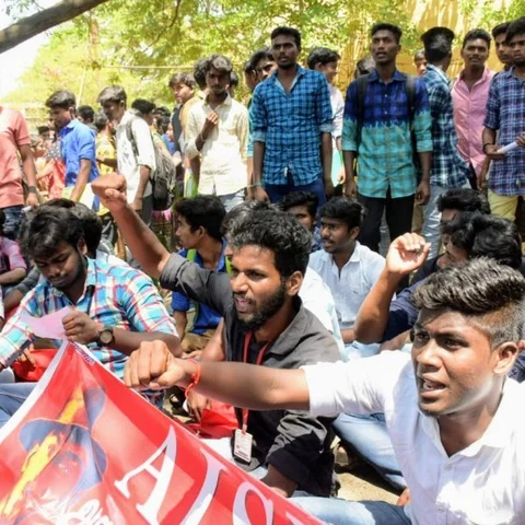 `என் சகோதரிக்கு நடந்ததைப் போல உணர்ந்தேன்!' - பொள்ளாச்சி விவாகரம் குறித்து மாணவர்கள்