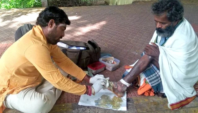 தொழுநோயாளிகளுக்குத் தொண்டுசெய்ய வாழ்க்கையை அர்ப்பணித்த திருவண்ணாமலை இளைஞர்! #HatsOff #MyVikatan