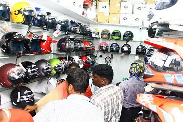 ஹெல்மெட் அதிக விலைக்கு விற்றால் புகார் செய்ய செல்போன் எண்கள் அறிவிப்பு!