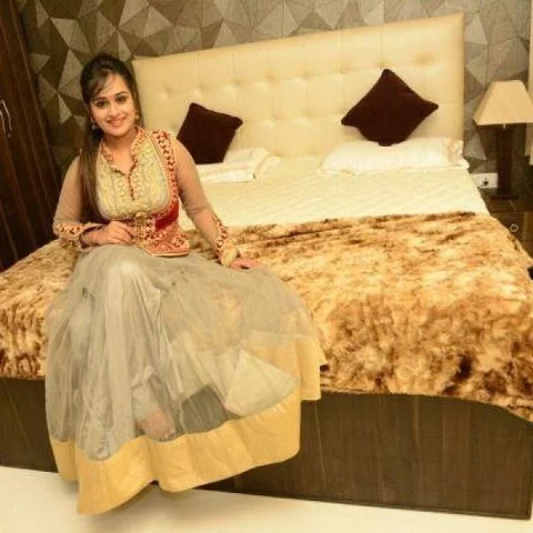 " 'வீட்டுல நான் இருக்கணுமா... நாய்கள் இருக்கணுமா'னு அப்பா அதட்டுவாரு!’’ - 'தெய்வமகள்' ஷப்னம்