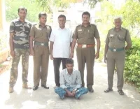 விலங்குகளை கொல்ல கொய்யாவில் வெடிகுண்டு சிக்கி கொண்ட விவசாயி (படம்)