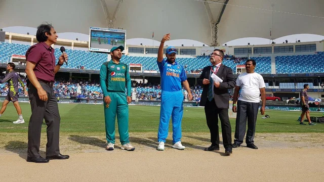 பிளேயிங் லெவனில் மாற்றமில்லாமல் களமிறங்கும் இந்தியா! - இரண்டாவது முறையாகப் பேட்டிங் தேர்வுசெய்த பாகிஸ்தான்! #INDvPAK