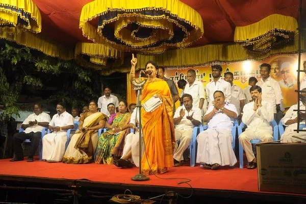 கருணாநிதி முதல் குஷ்பு வரை... பாரபட்சமே பார்க்காமல் போட்டு தாக்கும் அனிதா குப்புசாமி!