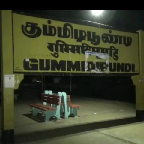திருவள்ளூர் மாவட்டம் கும்மிடிப்பூண்டி அருகே கல்லூரி மாணவர் வெட்டிக்கொலை!