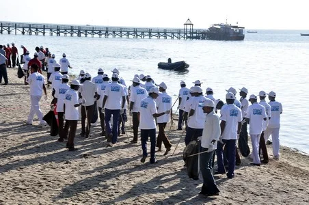 கடற்கரை தூய்மை தினம்: கடலோர காவல்படை செயலால் பொதுமக்கள் முகம்சுளிப்பு!