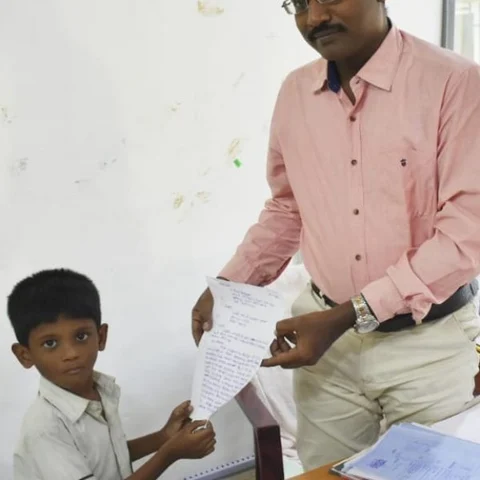 `உடைந்த குடிநீர்க் குழாயைச் சரி செய்யுங்க!’ - ஆணையரிடம் மனுக்கொடுத்த யு.கே.ஜி மாணவர்