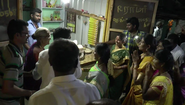 வீடுவீடாகச் சென்று வாக்கு சேகரித்த ஓ.பி.எஸ் மருமகள்.!