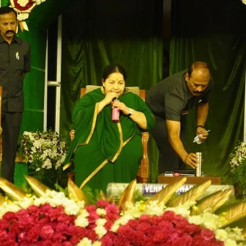 இடது கையில் ஜூஸ் குடிக்கும் ஜெயலலிதா - ஃபோட்டோ ஆதாரம் சொல்லும் உண்மை!