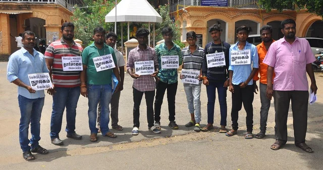 `நூலகத்தையும் தார்ச்சாலையையும் காணவில்லை!’ - ஆட்சியர் அலுவலகத்தை அதிரவைத்த புகார்