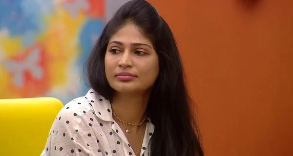 `தடவியலாளர்’ சினேகன் இஸ் பேக்... மிஸ் யூ ஓவியா! #BiggBossTamil2