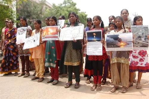 கூடங்குளம் அணுமின் நிலையத்தை மூடக்கோரி குழந்தைகள் மனு-கடைகள் அடைப்பு!