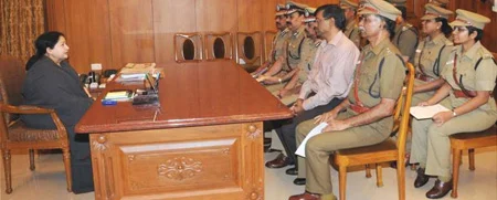 தில்ஷன் கொலை வழக்கு:அதிகாரிகளுக்கு ஜெ. பாராட்டு