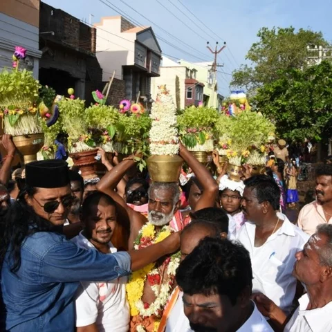 ஒற்றுமையை வலியுறுத்தும் வகையில் முளைப்பாரி ஊர்வலத்துக்கு வரவேற்பு அளித்த முஸ்லிம்கள்!