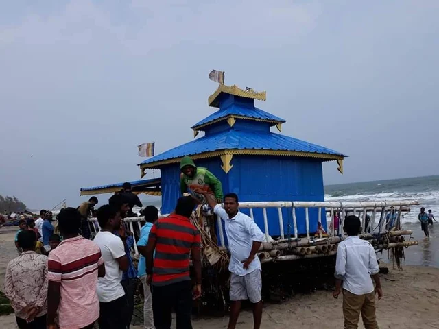 நாகையில் கரை ஒதுங்கிய வெளிநாட்டு மர்மப் படகு? ஆர்வமுடன் செல்ஃபி எடுத்த பொதுமக்கள்