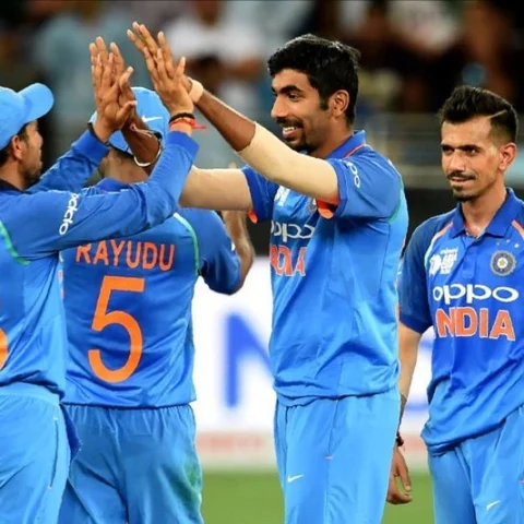 கடைசி ஓவர்களில் நெருக்கடி கொடுத்த இந்தியா! - 237 ரன்களுடன் திருப்திப்பட்டுக் கொண்ட பாகிஸ்தான் #INDvPAK
