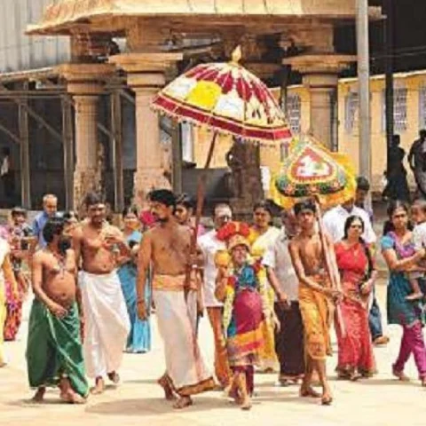 சிவனே குருவாகி அன்னைக்கு அருள்பாலித்தத் தலம் - திருவானைக்காவல்
