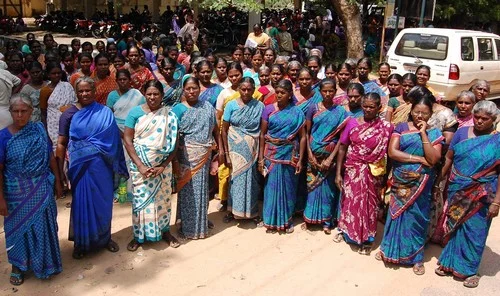 மதுக்கடையை அகற்றக்கோரி கலெக்டர் அலுவலகத்தை முற்றுகையிட்ட பெண்கள்!