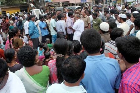 காஞ்சியில் தனியார் மதுக்கடையை அகற்ற கோரி பொதுமக்கள் மறியல் (படங்கள்)