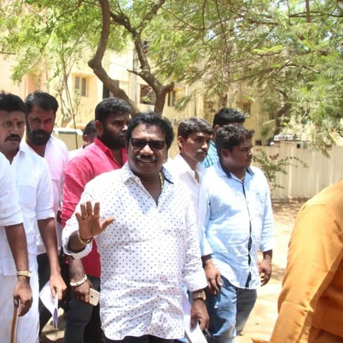 `தேர்தல் முடிவுக்குப் பின் எனது அறிவிப்பு இருக்கும்!'- கருணாஸ் சர்ப்ரைஸ்