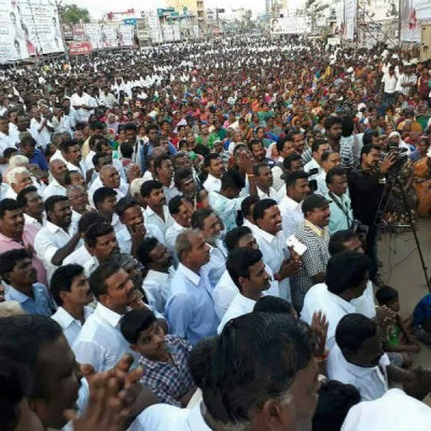 மதுரை மேலூரில் தினகரனுக்கு ஆதரவாக ஆர்பாட்டம்! பெருந்திரளான மக்கள் பங்கேற்பு