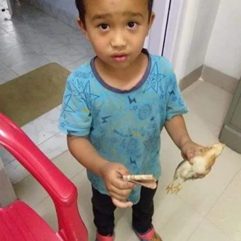 ''கோழிக்குஞ்சு இறந்துவிட்டது என்றேன்... கேட்கவில்லை!''- விருதுபெற்ற சிறுவனால் நெகிழும் தந்தை