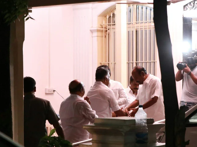 தொண்டர்கள் வருகை அதிகரிப்பு - கோபாலபுரத்திலிருந்து புறப்பட்டுச் சென்ற ஸ்டாலின்!