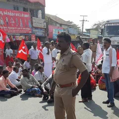திருவள்ளூர் மாவட்டத்தில் மத்திய, மாநில அரசுகளைக் கண்டித்து நடைபெற்ற சாலை மறியல் போராட்டம்!