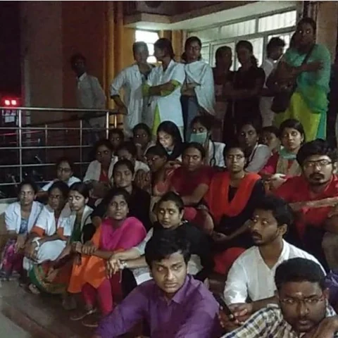 ‘தாமதமான சிகிச்சை; தாக்குதலில் ஈடுபட்ட நோயாளி’ - மருத்துவர்களின் போராட்டத்தால் மக்கள் அவதி!