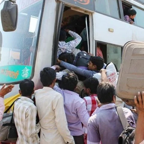 பாலியல் வன்கொடுமை எதிரொலி - அச்சத்தால் குஜராத்தை விட்டு வெளியேறும் தொழிலாளர்கள்!