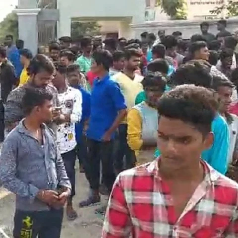 ‘வேலூருக்கு அஜித் வருவதாக வதந்தி; ரகளையில் ஈடுபட்ட ரசிகர்கள்!’ - விரட்டியடித்த போலீஸ்