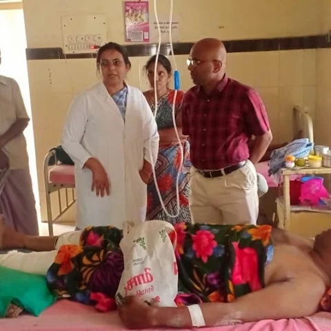 ``எங்கப்பா நல்லா ஆகுற வரைக்கும் என்னால சரியா படிக்க முடியாது!"- கலங்கி நின்ற மாணவி... கைகொடுத்த டி.ஆர்.ஓ