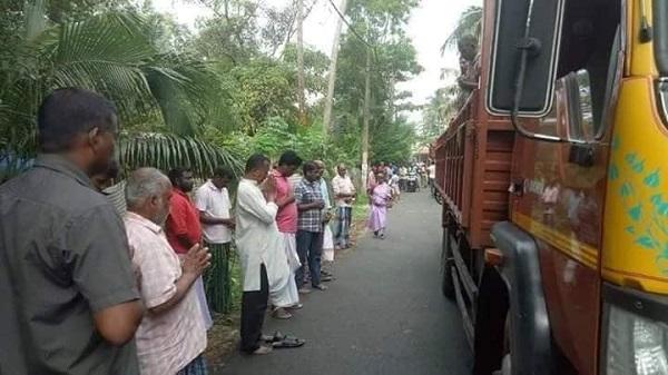 கேரளாவைக் காத்த சூப்பர் ஹீரோஸ்! - வழி நெடுக நின்று கண்ணீர் மல்க நன்றி தெரிவித்த மக்கள்