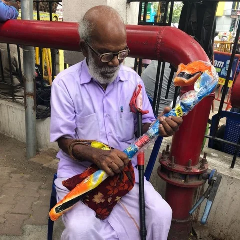 கருணாநிதிக்கு ஊன்றுகோல் கொடுக்க ஊன்றுகோலுடன் வந்த 85 வயது முதியவர்!