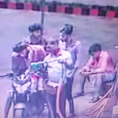 கடலூர் அருகே பெட்ரோல் பங்க் ஊழியரைத் தாக்கி பணம் பறிப்பு - போலீஸார் விசாரணை!