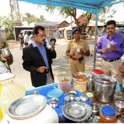 கடும் வெயிலில் பணியாற்றிய பெண் காவலர்... கம்மங்கூழ் வாங்கி கொடுத்து பாராட்டிய ஆட்சியர்!