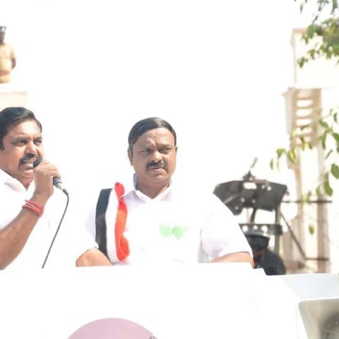 ‘பட்டுவாடா பணத்தை அமுக்கிய அ.தி.மு.க-வினர்?’ - வீடுபுகுந்து தாக்கிய கிராம மக்கள்