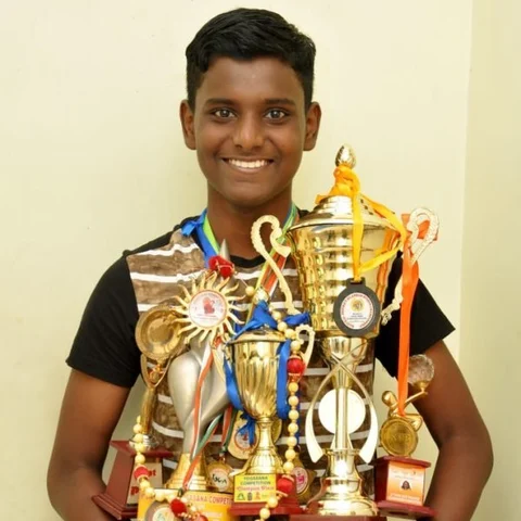 `வலிகளிலிருந்து நிவாரணமளிக்கும் யோகா!’ மதுரை மாணவனின் சாதனை