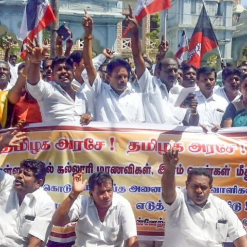 தேர்தல் விதியை மீறி தூத்துக்குடியில் ஆர்ப்பாட்டம் நடத்திய அ.ம.மு.க #Pollachi