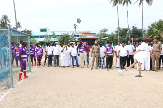 கால்பந்து விளையாடி போட்டியைத் தொடங்கி வைத்த அமைச்சர்!