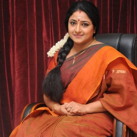 ``என் நாலு பசங்க பச்சைமிளகாய் சாப்பிடுறதைப் பார்த்து கண் கலங்கிட்டேன்!" - பிரவீனா