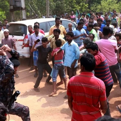 `தாக்குதல், பெட்ரோல் குண்டு, துப்பாக்கிச்சூடு!’ - களேபரமான மேற்கு வங்க வாக்குப்பதிவு
