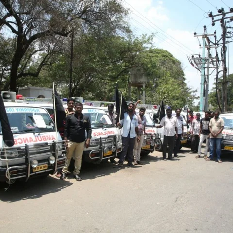கறுப்புக்கொடிகளுடன் ஆம்புலன்ஸ்... காவிரி மேலாண்மை வாரியம் அமைக்காததுக்கு எதிர்ப்பு..!