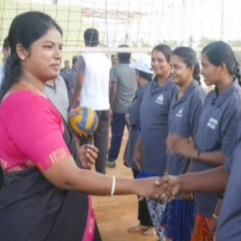 விளையாட்டுப் போட்டியில் அசத்திய அரசு ஊழியர்கள்! - மன அழுத்தத்தைப் போக்க புது ஐடியா
