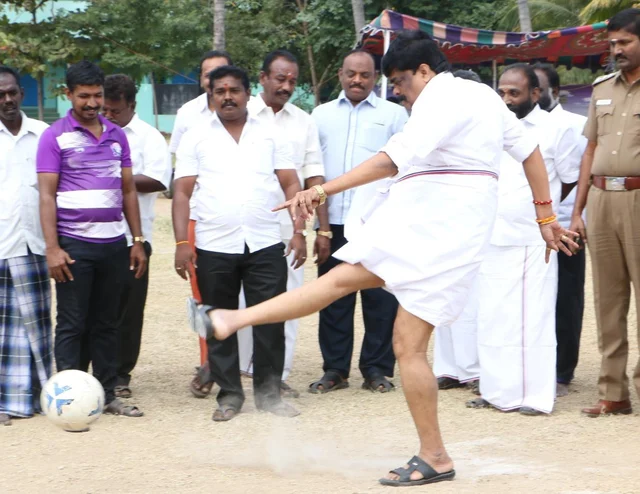 கால்பந்து விளையாடி போட்டியைத் தொடங்கி வைத்த அமைச்சர்!